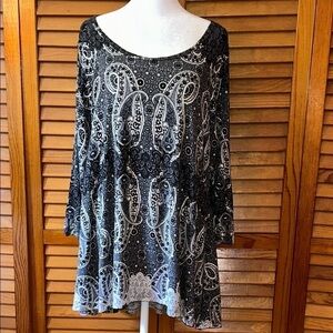 Rose & Olive Black and White Paisley Women's Top Size 2x